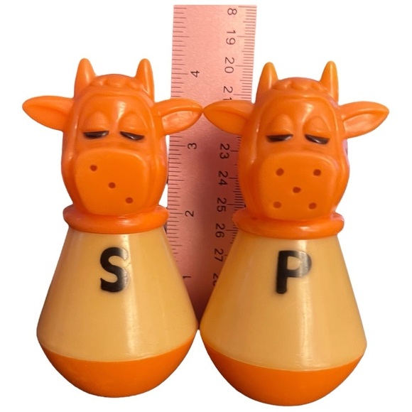 Vintage Cow Salt & Pepper Shaker Set Retro 70s Orange Cream Plastic Retro Kitsch - Picture 7 of 8